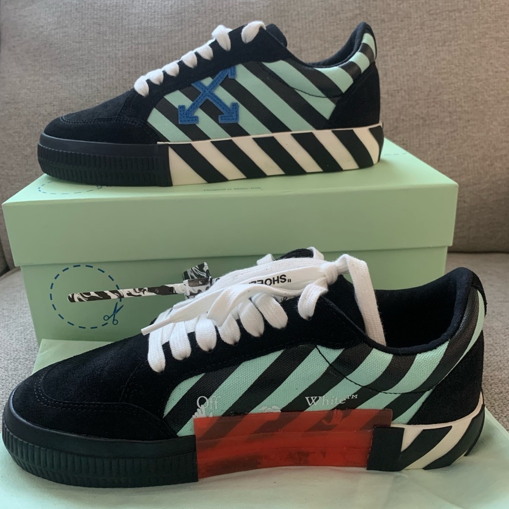 Off-White
Vulcanized Fiag low-top sneakers EU 39